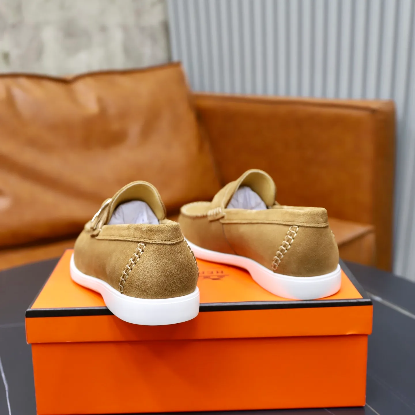 Ex-factory price: 540💰Hermès/Hermès slip-on men's shoes. This shoe is made of imported cow suede leather, with simple and smooth lines, and a 3CM rubber foam ultra-light sole combined with aerodynamic design! Youthful and fashionable, H button decoration, contrasting leather embellishment on the heel, calf lining to gently wrap your feet, with embossed logo cowhide feet, leather rock strips, casual and urban style, highlighting youthful vitality, sports and leisure version, super versatile Size number: 38-39-40-41-42-43-44 Standard leather shoe size (45 can be customized but does not support returns)